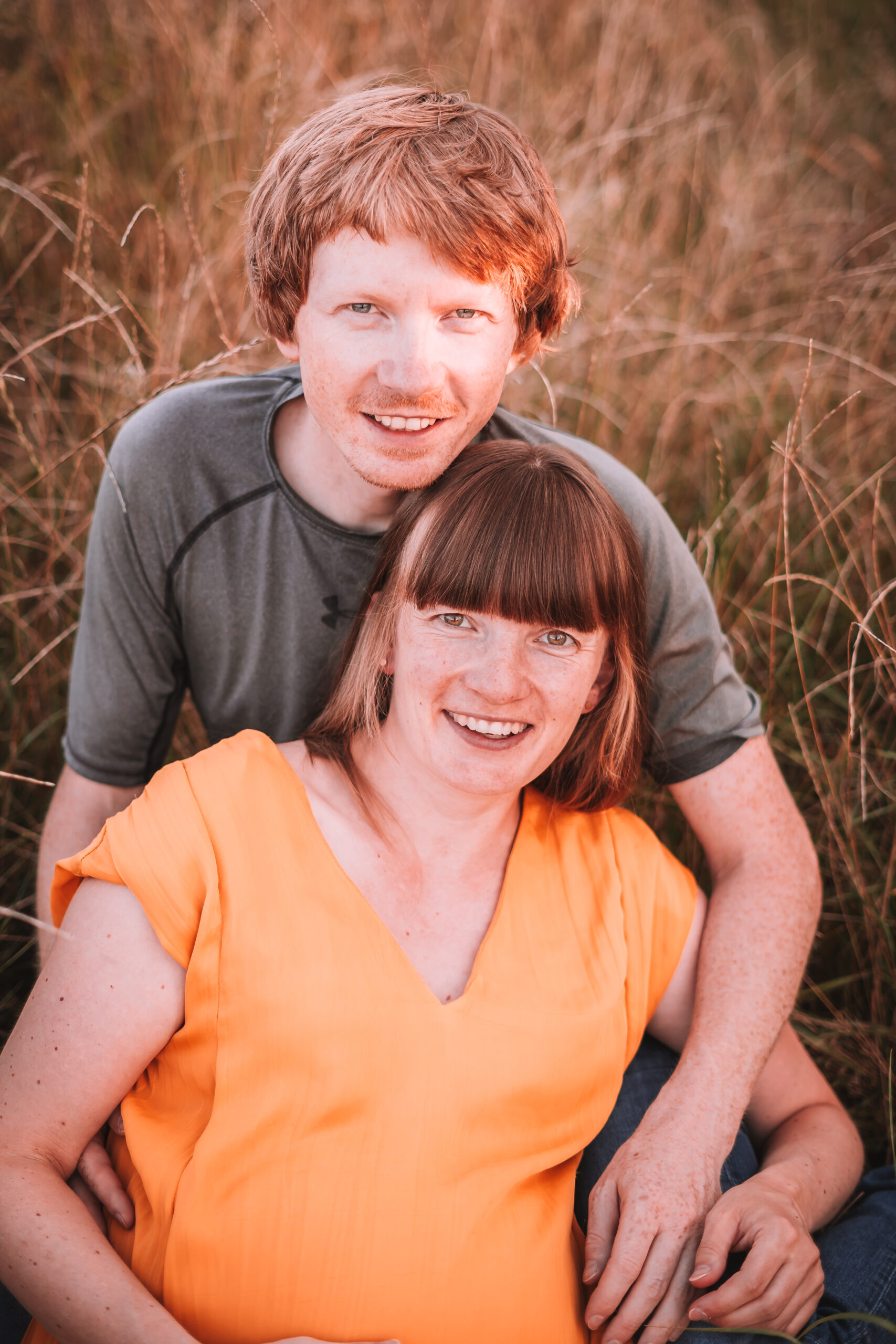 Babybauchshooting mit auf einer Wiese in Chemnitz